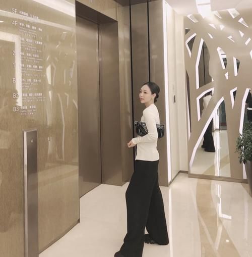 『特别』2020年流行的西装阔腿裤,“这样穿”显瘦又百搭,秒变腿精女孩!