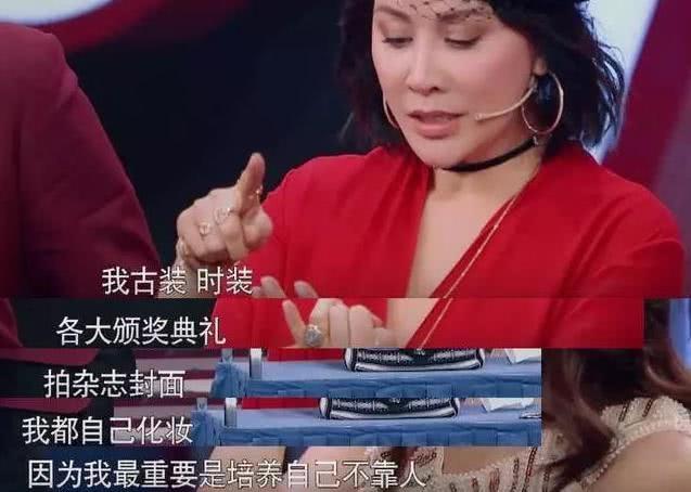 53岁刘嘉玲穿渔网袜戴夸张耳环出席活动，化妆师亮了