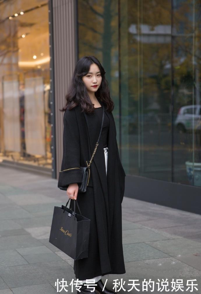  #美女#美女街拍：时髦的打底裤小姐姐，身材曼妙，魅力十足！