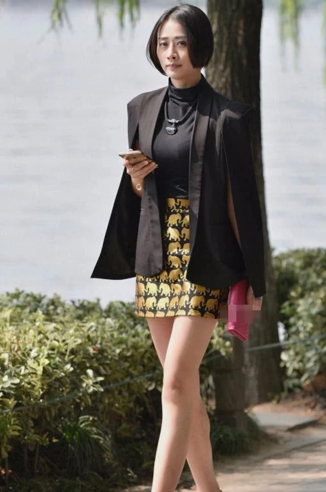 裹胸装的时尚辣妈，丰腴的上围婀娜多姿，超短裙高大秀皙白筷子