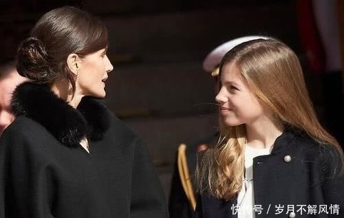 莱昂诺尔:西班牙王后一家四口美如画!两位小公主美如双胞胎,王后斗篷太酷