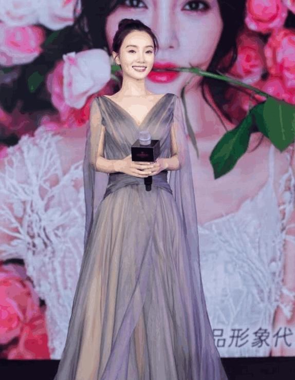 37岁少女心，翻看李小璐的穿衣打扮，明白了为何贾乃亮死心塌地