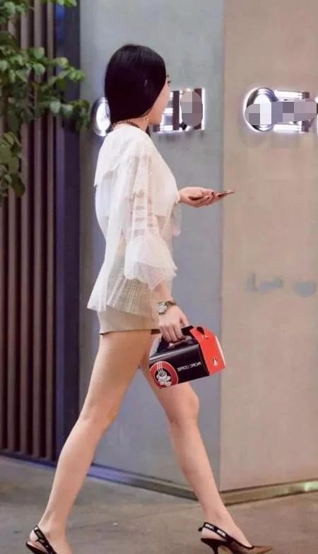 街拍，筷子腿小姐姐，身穿蕾丝衣服仙气十足，路人纷纷回头