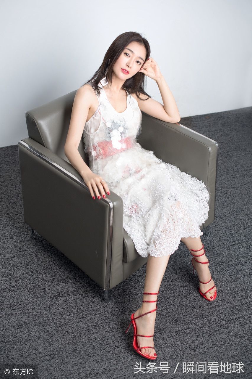 近看秦岚脚踩红色高跟鞋很有魅力