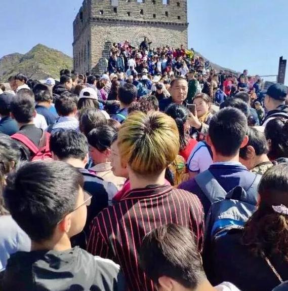 五一的长城游客“龟速移动”，一分钟走一步，游客：再也不来了