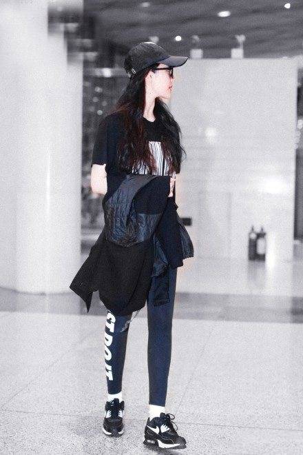 谁还敢说刘亦菲胖?最新街拍换了这身潮服的她,明明瘦了不止10斤