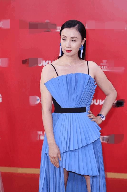 陶虹穿着包臀裙真的美翻了, 快来看看她的包臀裙百变造型吧!