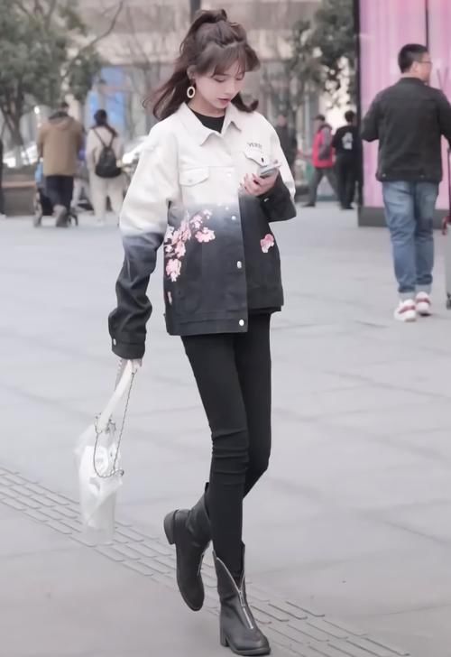  「紧身裤」小姐姐这腿是真实存在的？穿上紧身裤只有几道褶皱，细到像假腿