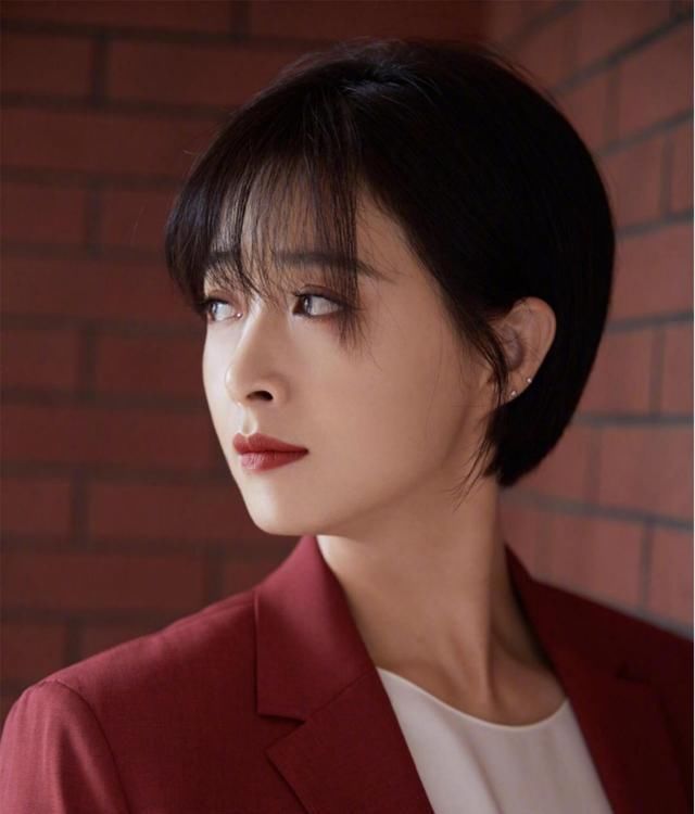  「时髦」女人别再留黑长直了,很显老,今年流行这4种发型,时髦又显脸小