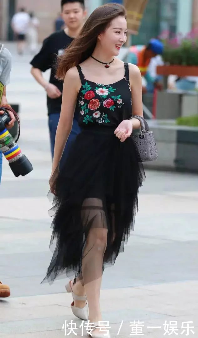 修身穿搭勾勒出玲珑有致的身材，细腻白皙的肌肤，尽显女神的青春