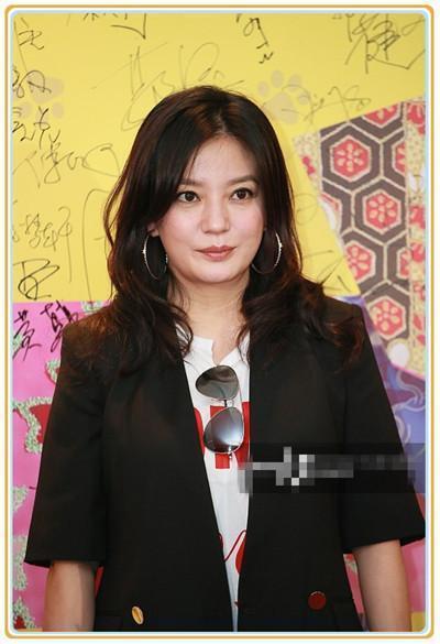 当42岁赵薇同台52岁温碧霞,网友:终于见识到假脸的最高形式了