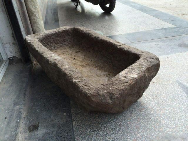 城里人咋想的？专从农村收购老物件，300斤猪槽也要买了放院子里