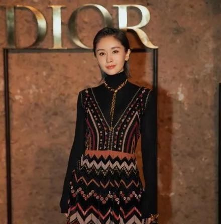 『春季』矮个子女人春季穿连衣裙,这些地方要避开,不显高还显粗壮