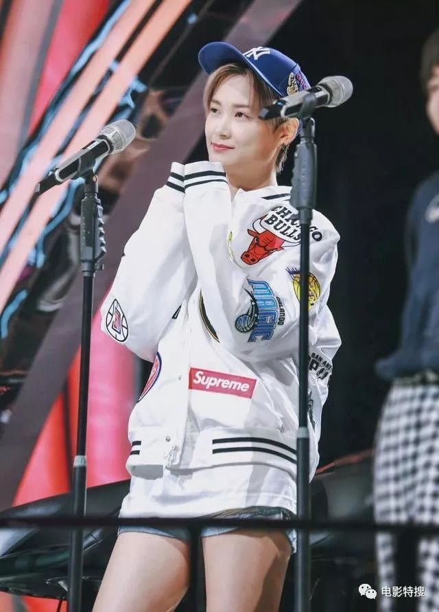 李宇春遭男粉丝强吻引热议，吴青峰四字暗示真相，4处细节让网友