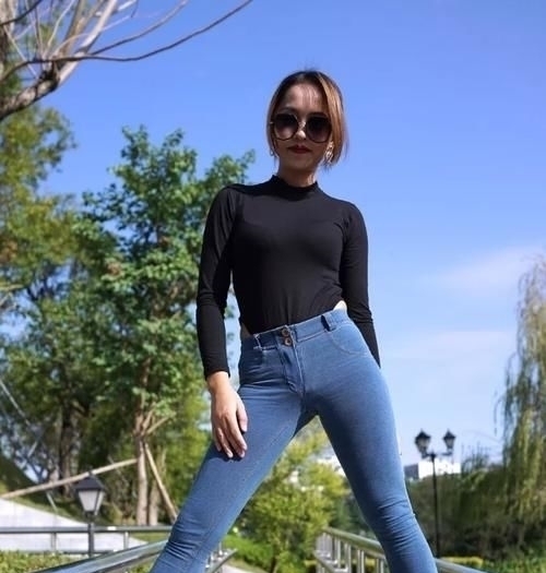  「女性」牛仔裤的个性穿搭，清清爽爽，还很显腿长