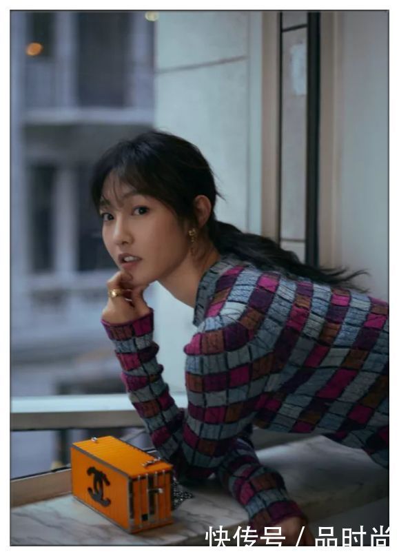 看了毛晓彤格纹裙，再看白百何，网友：甜美与妩媚的差距一目了然