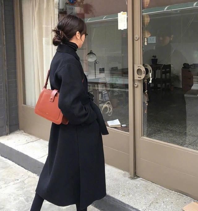  『显瘦』黑色大衣你真的会穿吗？8套随性穿搭任你挑，显瘦学起来