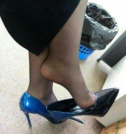 美丽女人选择一双适合自己的高跟鞋，搭配丝袜秀出玲珑身材