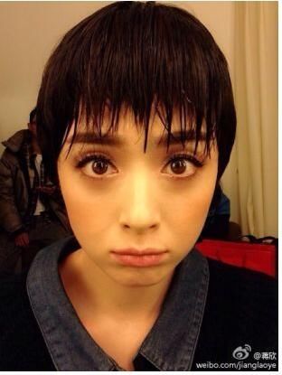 蒋欣穿无袖裙手臂吓人，网友：这发型真是绝了