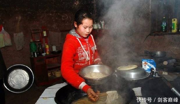 十五岁女孩与35岁的男子荒谬的婚姻生活，她对丈夫却称大叔