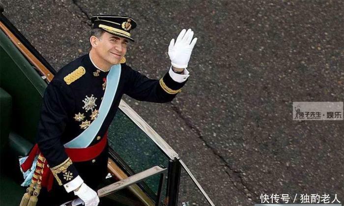 9岁西班牙公主个子小, 站在阳台石凳上与民众