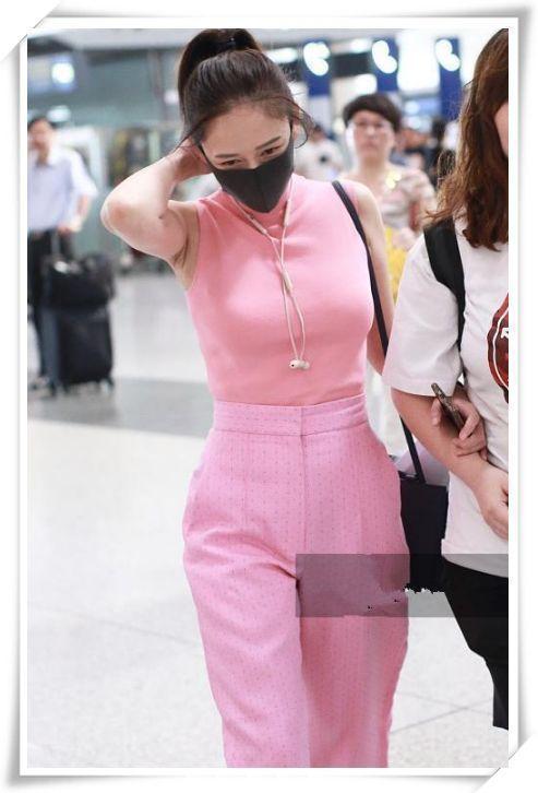 当39岁陈乔恩和43岁周迅同穿无袖背心，网友：气场差距有点尴尬！