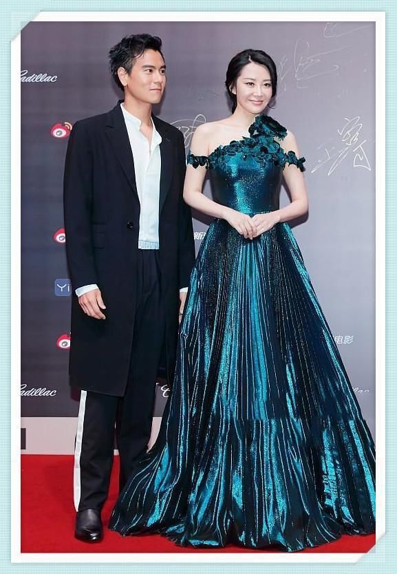 许晴真会装嫩！49岁穿墨绿色长裙不输35岁林依晨，网友：不服不行