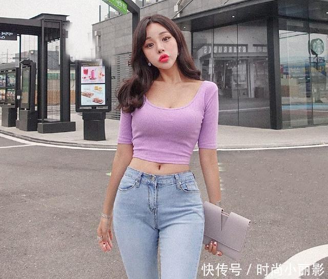 时尚街拍：紧身牛仔裤凸显小姐姐曲线身材, 清新知性而优雅