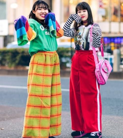  『毛绒』曼妙白嫩的身材，女神穿毛绒裙搭配浅色高跟鞋，尽显女人味