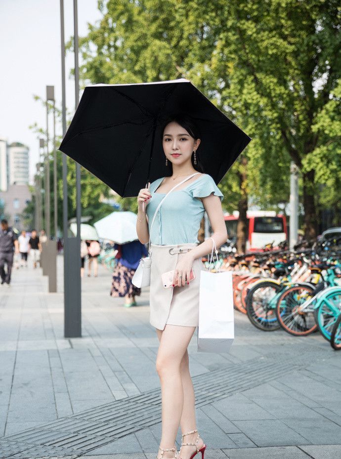 「气质」街拍:气质高贵的美女,身姿挺拔,魅力十足