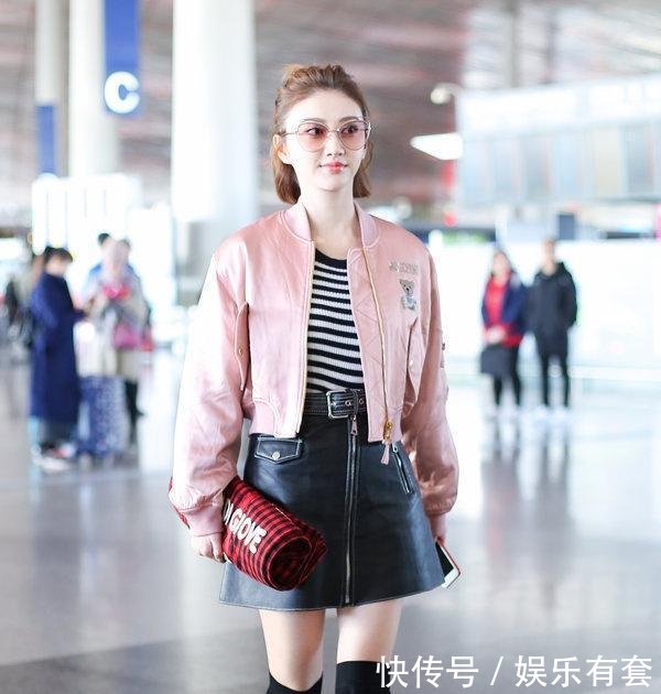 景甜厉害了! 过膝长袜配皮裙穿出漫画腿, 网友: 比郑爽的腿还要美