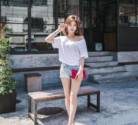 穿牛仔裤的美女，小姐姐展现出傲人的身材