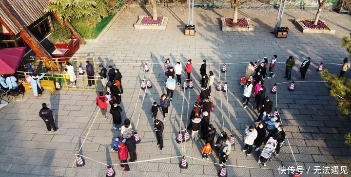 济南人排出教科书式长队:1.5米距离的美