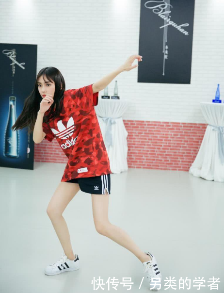 被杨颖的腹肌给吓到了，一直有点微胖的她，这下可以穿得很惊艳了