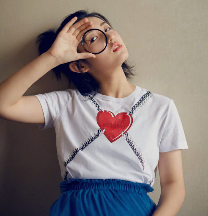 张子枫这件白T太魔幻了，胸口挂爱心铁链，就像P上去一样!