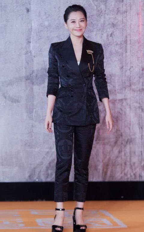 许晴身穿一套黑色的套装，她的“蚂蚁腰”太抢镜，哪像49岁的人