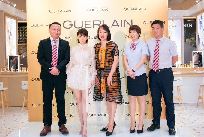 法国娇兰帝皇护肤大使王子文 携帝皇蜂姿系列现身郑州