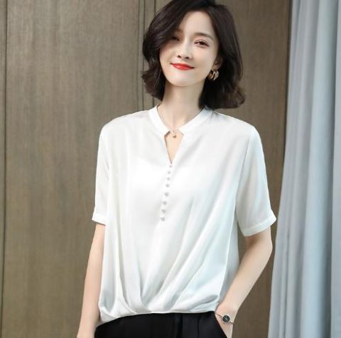  『小衫』今夏流行小衫搭配九分裤，不厚不薄，40岁女人穿更美更自然