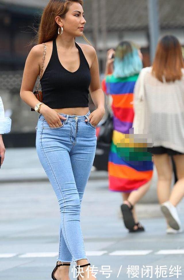  气质|路人街拍：美女搭配一条半身裙，清清爽爽的很显气质