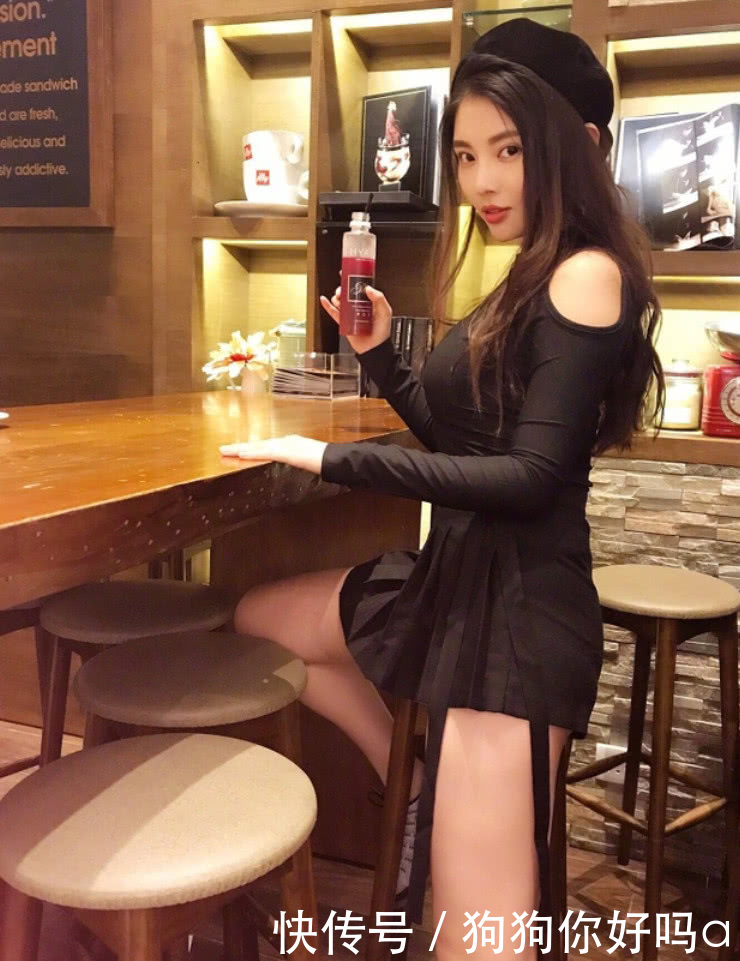 徐冬冬能好好坐吗？裤裙短得不一般，但这不雅观的坐姿意外亮了！