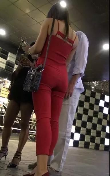 街拍：身体丰满穿连体红裤的美女