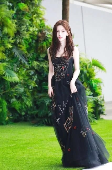 感觉@真让人佩服，鞠婧祎这是什么身材？这么小的裤子都能穿出宽松感