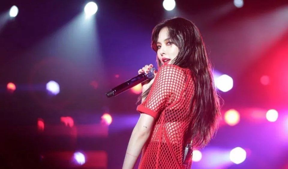 台上脱到只剩胸罩，尺度堪比十八禁?离开张翰后，娜扎也变放荡了!