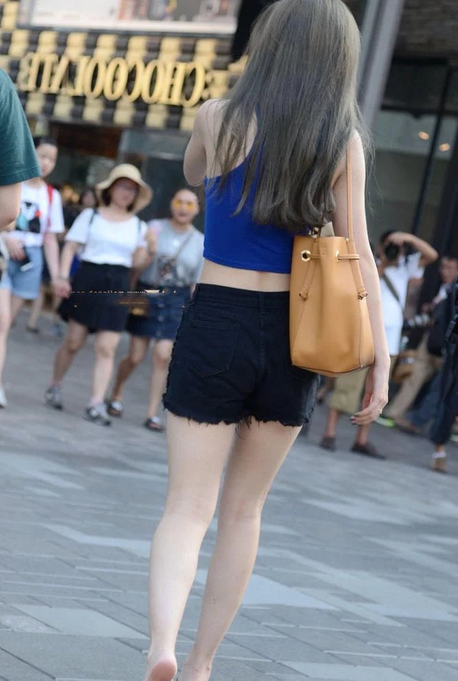 气质小姐姐小热裤搭配紧身背心，简单又时尚