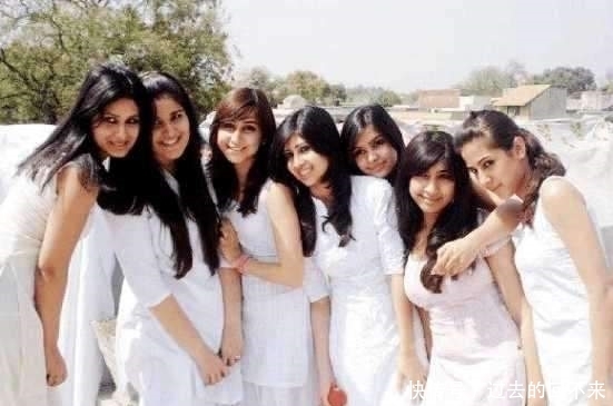 中国小伙到巴基斯坦,立刻被巴铁姑娘认出来,还笑得非常开心