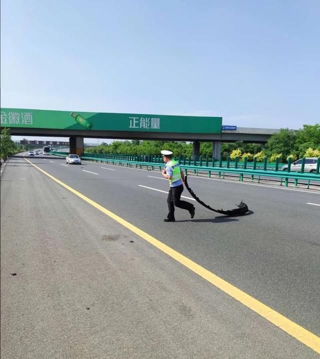 [道路交通]高交大队民警及时排除一起道路交通安全隐患