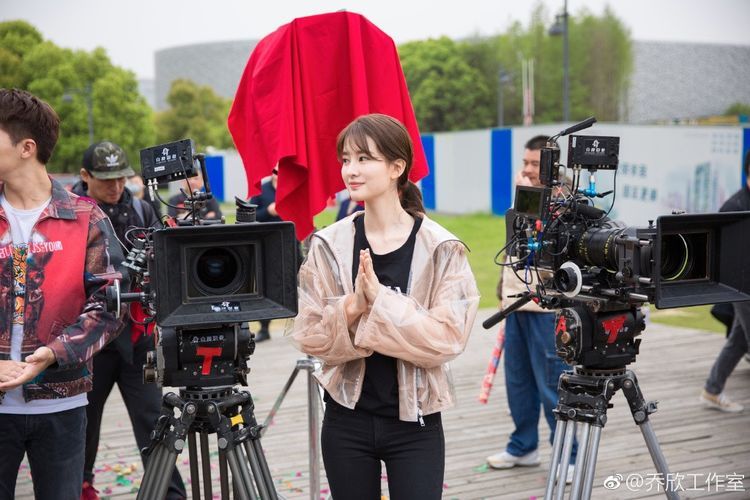 乔欣有钱任性！好好的牛仔裤非得剪掉一块，网友：真显腿长