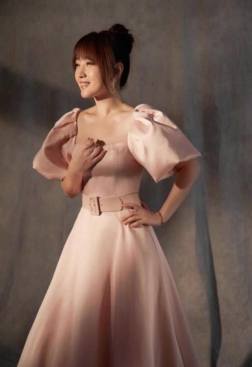 『 清纯』身穿粉色连衣裙清纯减龄,扎丸子头更俏皮,48岁杨钰莹一点不显老