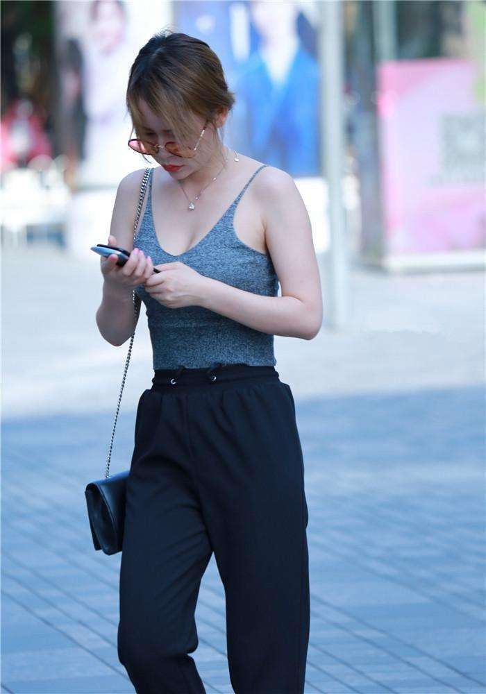 街拍: 清凉出街的丰盈辣妈, 这衣服明显小了啊