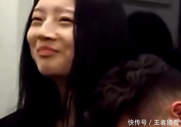 帅哥地铁内靠着美女睡觉，接下来发生一幕，令女子尴尬不已！